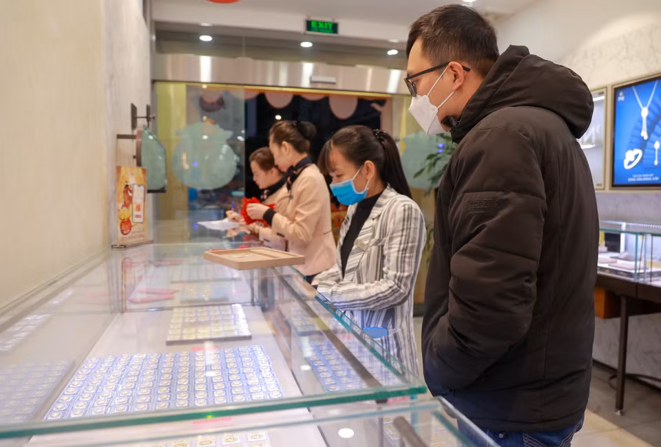 Năm nay, các đơn vị kinh doanh trang sức, vàng bạc cho ra nhiều sản phẩm với mẫu mã đa dạng, bắt mắt để phục vụ người dân. (Ảnh: Minh Hiếu/Vietnam+)