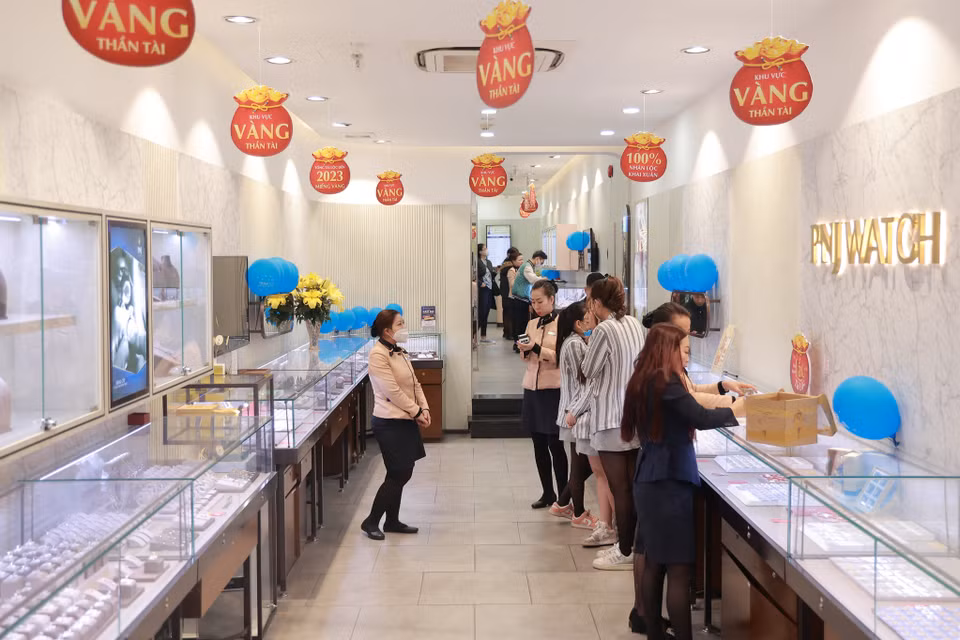 Không khí mua sắm tại cửa hàng vàng bạc đá quý Phú Nhuận (PNJ) Trần Nhân Tông. (Ảnh: Minh Hiếu/Vietnam+)