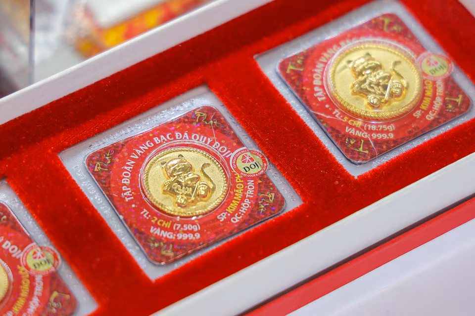 Sản phẩm được mua/bán theo giá vàng miếng SJC và có thể đổi ngang giá với vàng miếng SJC (không tính công chế tác), trọng lượng đa dạng 1 chỉ, 2 chỉ, 5 chỉ… đáp ứng linh hoạt khả năng tài chính của từng khách hàng. (Ảnh: Minh Hiếu/Vietnam+)