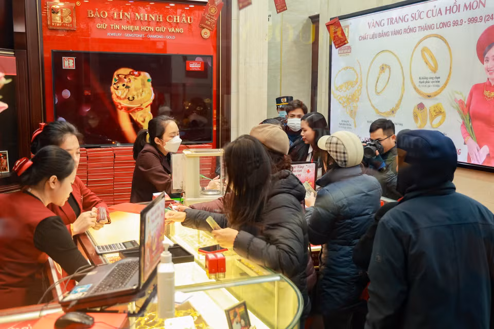 Đúng 6 giờ 30 phút sáng, của hàng Bảo tín Minh Châu đã bắt đầu đón những vị khách đầu tiên vào giao dịch. Giá vàng được công bố trong phiên giao dịch ngày hôm nay là 5,560 triệu đồng/chỉ, giảm nhẹ so với phiên giao dịch trước đó. (Ảnh: Minh Hiếu/Vietnam+)
