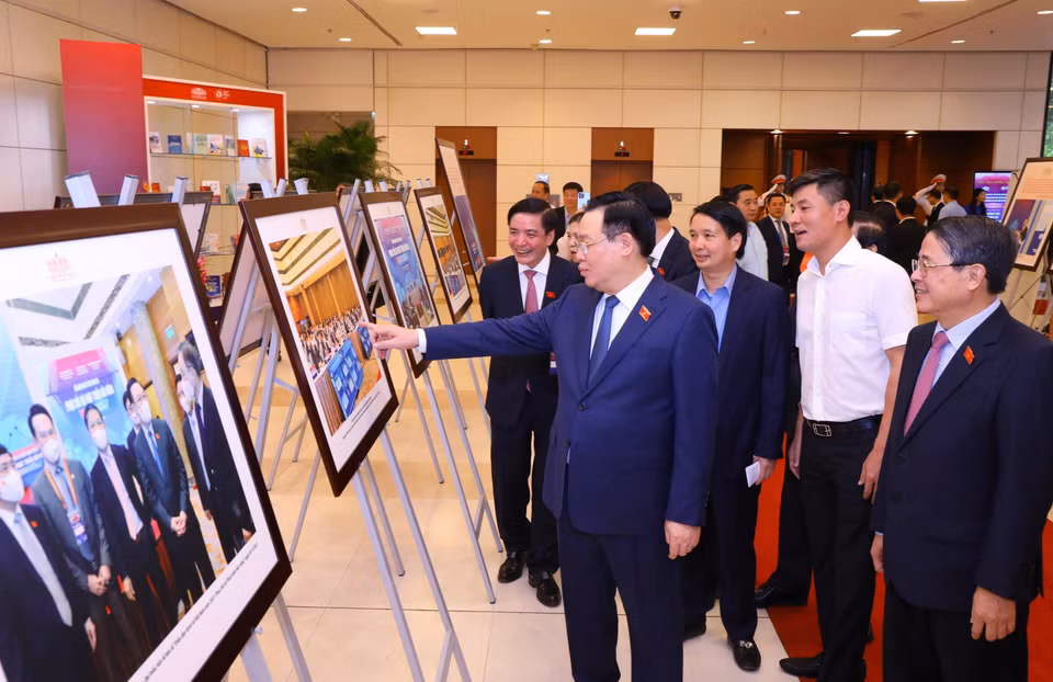 Chủ tịch Quốc hội Vương Đình Huệ cùng các đại biểu tham quan trưng bày ảnh tại diễn đàn. (Ảnh: Văn Điệp/TTXVN)