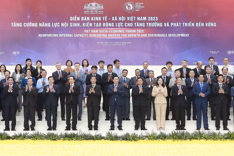 Chủ tịch Quốc hội Vương Đình Huệ với đại biểu dự diễn đàn. (Ảnh: Doãn Tấn/TTXVN)