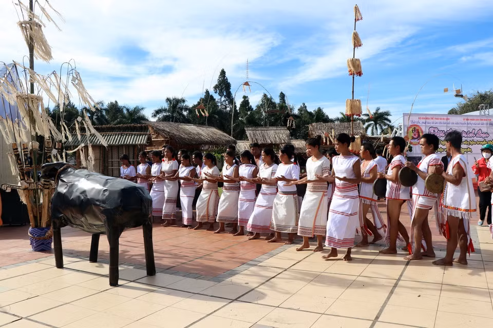 Tái hiện Lễ mở kho lúa của người Rơ Măm (làng Le, huyện Sa Thầy, tỉnh Kon Tum) tại Ngày hội văn hóa, thể thao và du lịch các dân tộc vùng Tây Nguyên lần thứ I tại tỉnh Kon Tum, năm 2023. (Ảnh: Khoa Chương/TTXVN)