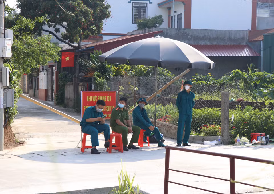 Tổ dân phố 5 phường Him Lam (thành phố Điện Biên Phủ, tỉnh Điện Biên) là một trong những vùng được thiết lập cách ly do liên quan đến 2 trường hợp dương tính với virus SARS-CoV-2. (Ảnh: Xuân Tiến/TTXVN)