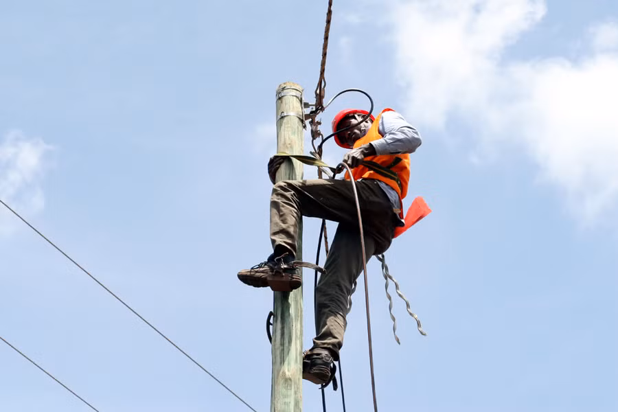 Những sợi dây cáp cuối cùng được kéo, bảo đảm băng thông tốt nhất cho mạng lưới tại Tanzania. (Ảnh: T.H/Vietnam+