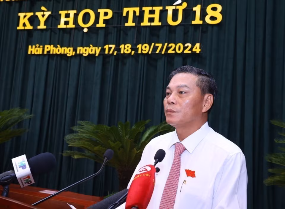 Chủ tịch Ủy ban Nhân dân thành phố Hải Phòng Nguyễn Văn Tùng báo cáo kết quả kinh tế, xã hội 6 tháng năm 2024. (Ảnh: Văn Điệp/TTXVN)
