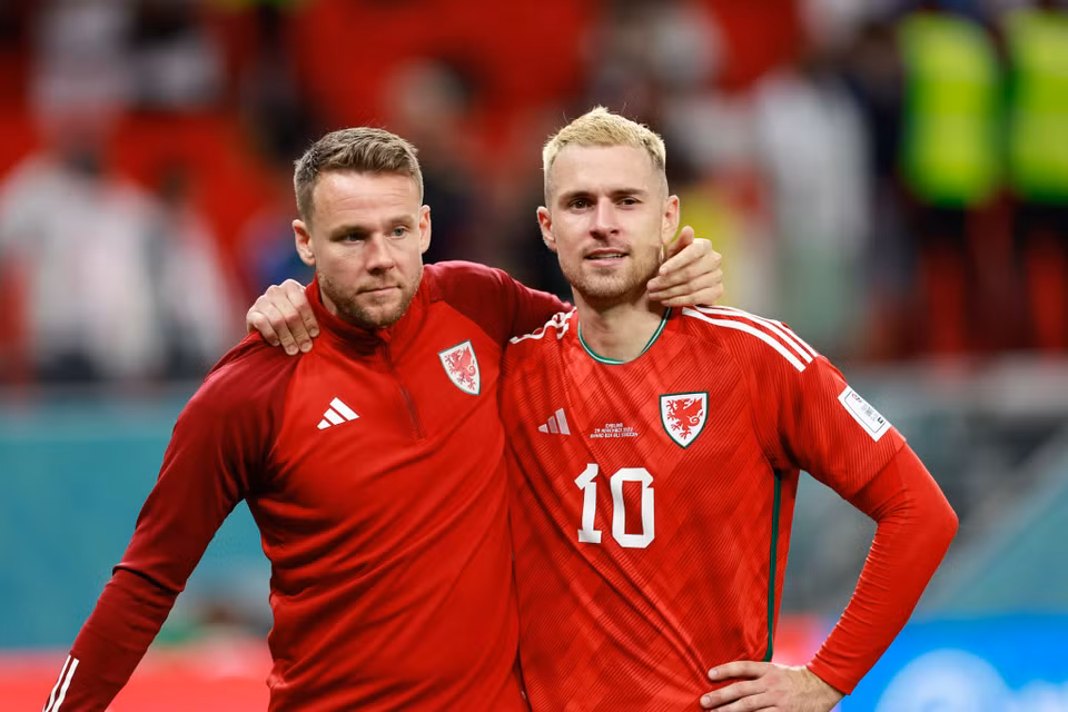 Aaron Ramsey và đồng đội thất thần trong ngày chia tay. (Ảnh: Hải An/Vietnam+)