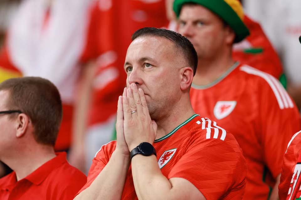 Cổ động viên Xứ Wales tiếc nuối dù họ biết rằng cơ hội đi tiếp của đội nhà là rất ít. (Ảnh: Hải An/Vietnam+)