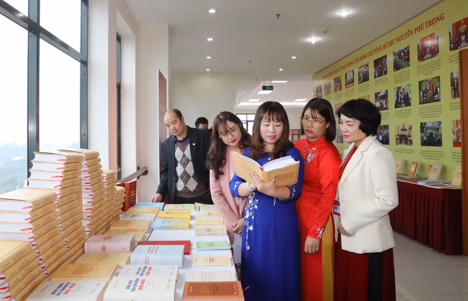 Đại biểu tại Lễ ra mắt cuốn sách của Tổng Bí thư Nguyễn Phú Trọng có tiêu đề “Kiên quyết, kiên trì đấu tranh phòng, chống tham nhũng, tiêu cực, góp phần xây dựng Đảng và Nhà nước ta ngày càng trong sạch, vững mạnh” (Hà Nội, 2/2/2023). (Ảnh: Phương Hoa/TTXVN)