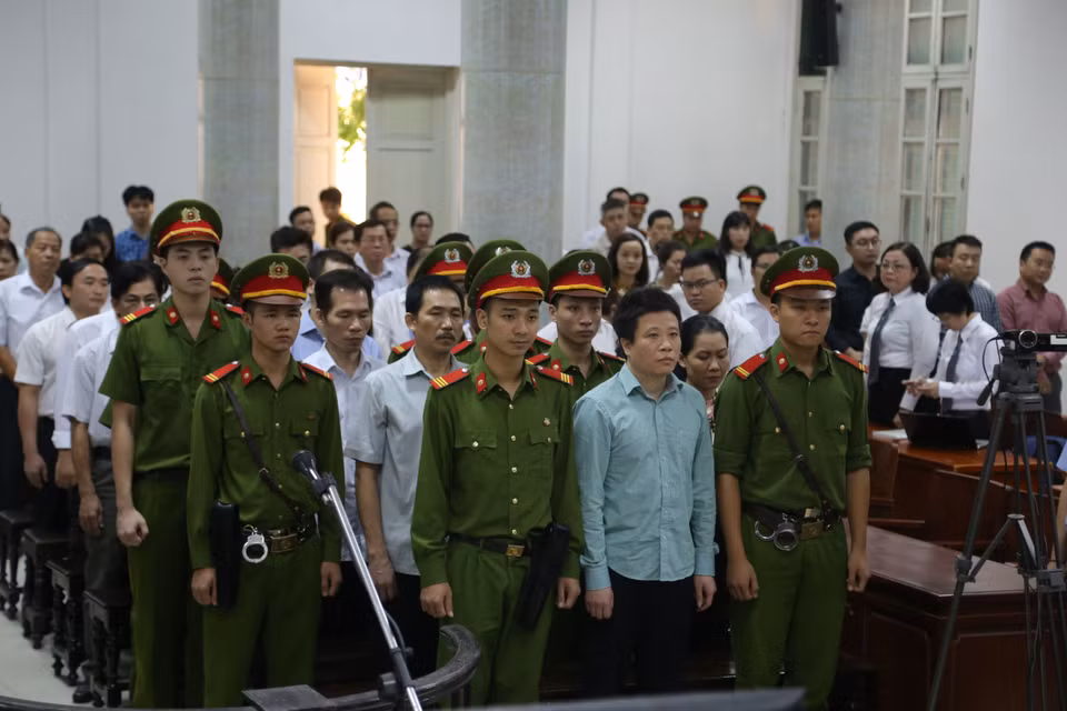 Xét xử bị cáo Hà Văn Thắm, nguyên Chủ tịch Hội đồng quản trị Ngân hàng Thương mại cổ phần Đại Dương (OceanBank), Nguyễn Xuân Sơn, nguyên Tổng giám đốc OceanBank cùng đồng phạm trong đại án thất thoát hơn 2.000 tỷ đồng tại OceanBank. (Ảnh: Doãn Tấn/TTXVN.)