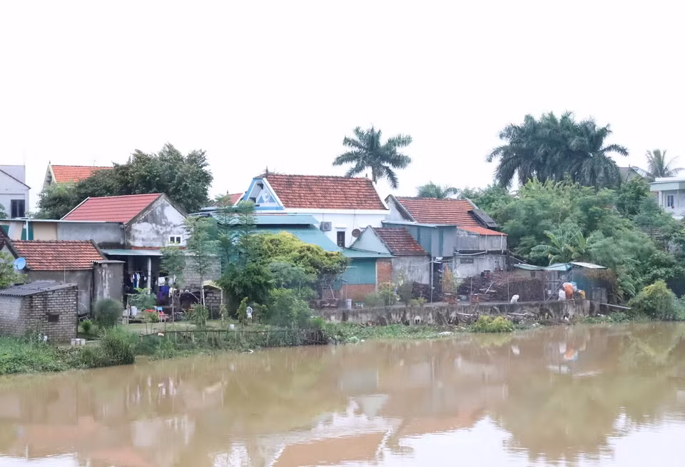 Nhiều nhà ở, công trình phụ, chuồng trại chăn nuôi của người dân xóm Đồng Hà tại xã Diễn Vạn (Diễn Châu, Nghệ An) xây dựng, cơi nới bên bờ kênh tiêu lũ Vách Bắc. (Ảnh: Văn Tý/TTXVN)
