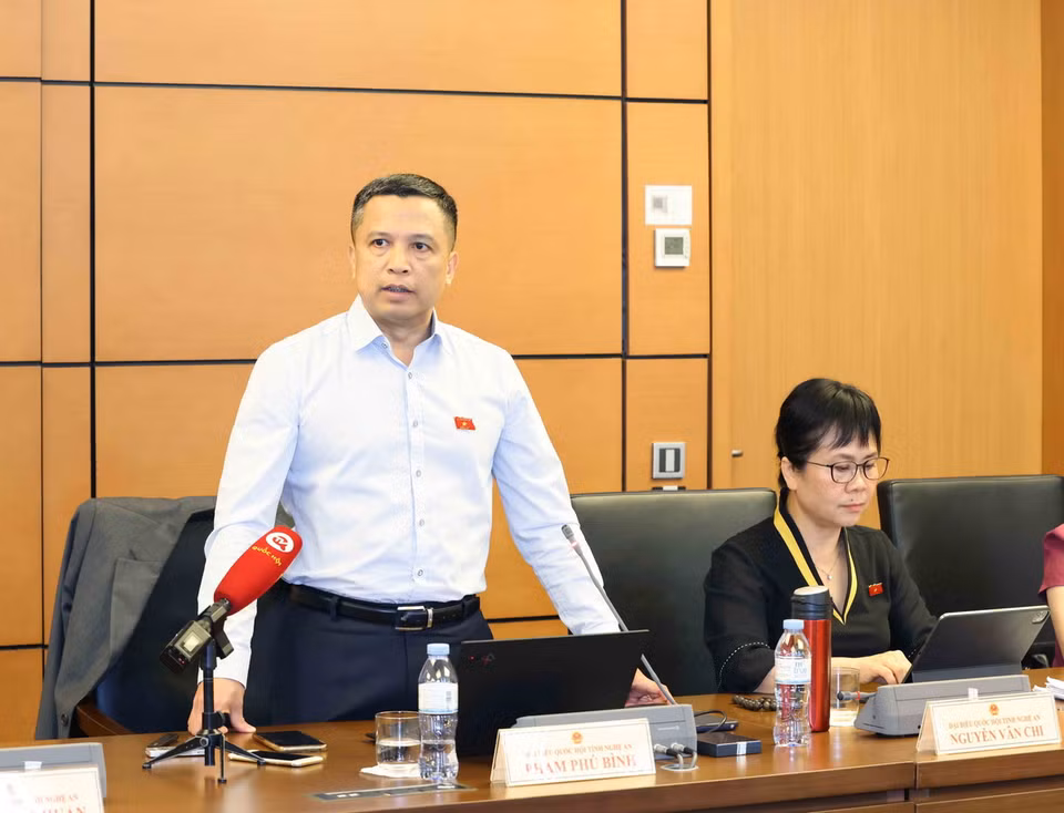 Đại biểu Quốc hội tỉnh Nghệ An Phạm Phú Bình phát biểu.(Ảnh: Phương Hoa/TTXVN)