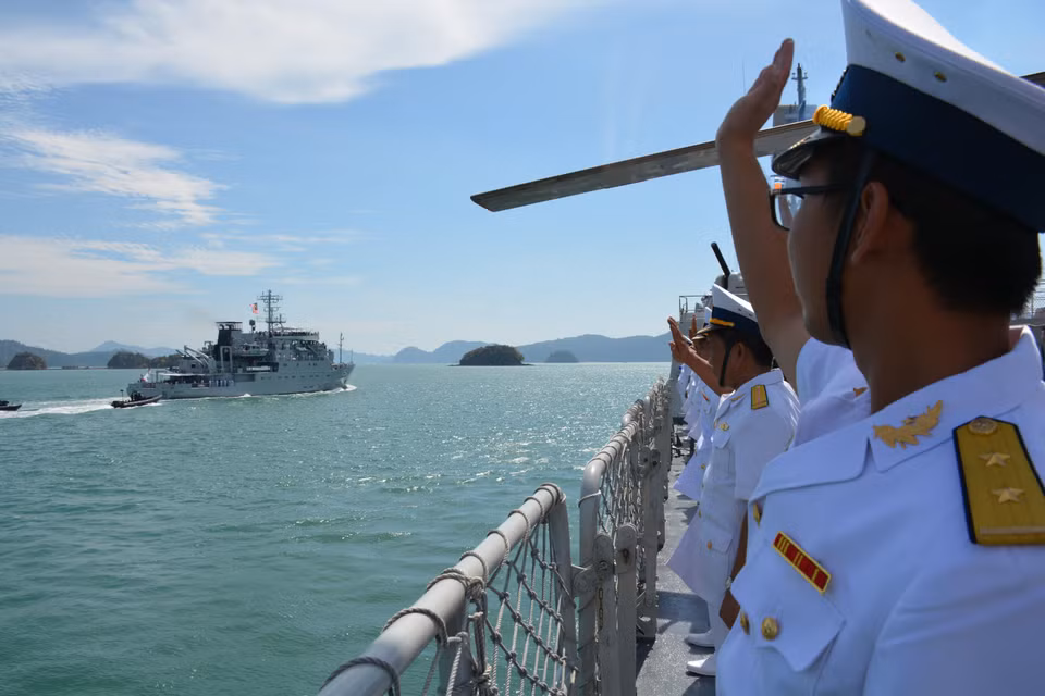 Tàu hộ vệ tên lửa 012 Lý Thái Tổ của Việt Nam tham gia duyệt binh hạm đội trên biển với sự hiện diện của 27 tàu thuộc các lực lượng trên biển của Malaysia và 15 tàu khác đến từ các nước trong và ngoài khu vực, ngày 27/3/2019, trong khuôn khổ Triển lãm Hàng hải và Hàng không quốc tế Langkawi - Malaysia, năm 2019 (LIMA 2019). (Ảnh: TTXVN)