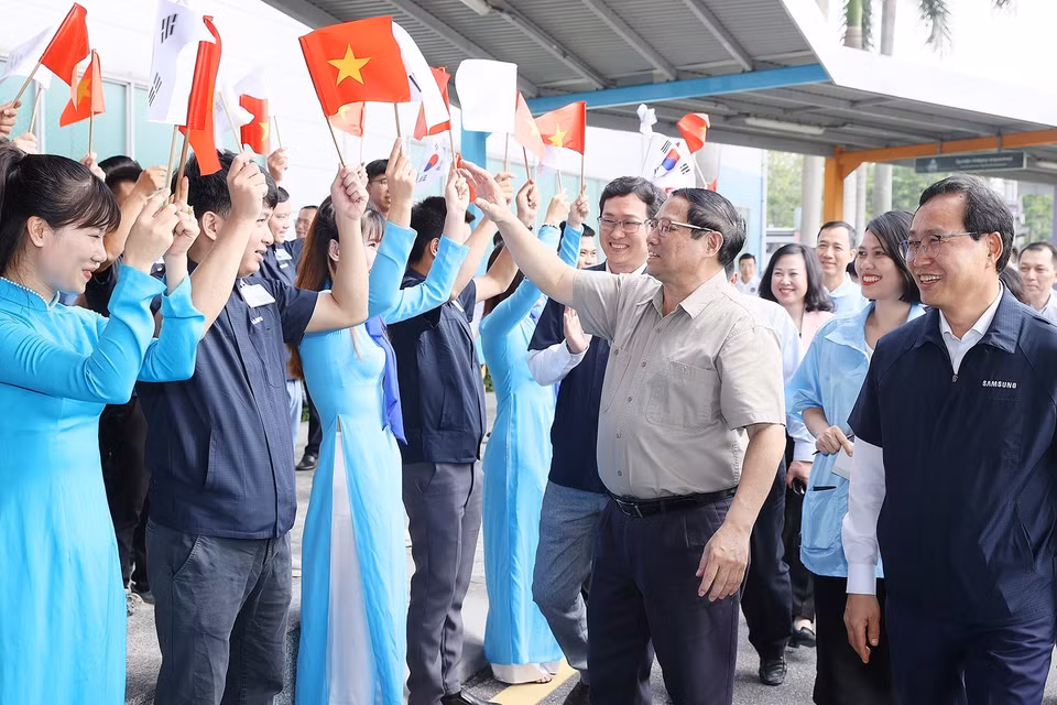 Thủ tướng Phạm Minh Chính với lãnh đạo, nhân viên Công ty TNHH Samsung Việt Nam. (Ảnh: Dương Giang/TTXVN)