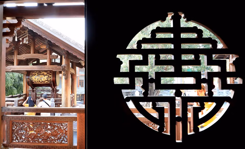 Bên phải chùa là lầu chuông có treo quả đại hồng chung cao 1,15 mét, chu vi đáy 2,7 mét, nặng 380kg do các nghệ nhân phường đúc đồng ở phía Tây Kinh thành Huế hoàn thành vào tháng 1/1954. Đây là bảo vật hiến cúng của Hoàng tử Bảo Long và Bảo Thăng (con vua Bảo Đại). (Ảnh: Nhật Anh/TTXVN)
