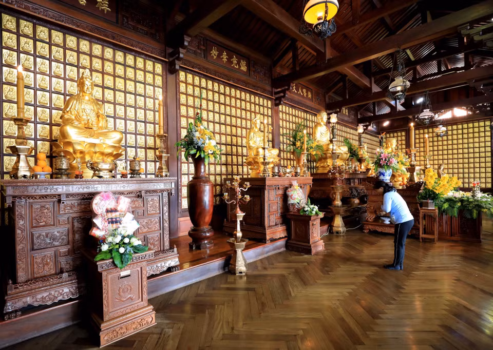Điện thờ Phật có 5 gian, được bài trí tôn nghiêm, ở giữa tôn trí tượng đức Phật A Di Đà và đức Phật Thích Ca, hai phía là tượng bốn vị Bồ Tát: Quán Thế Âm, Đại Thế Chí, Văn Thù và Phổ Hiền. (Ảnh: Nhật Anh/TTXVN)