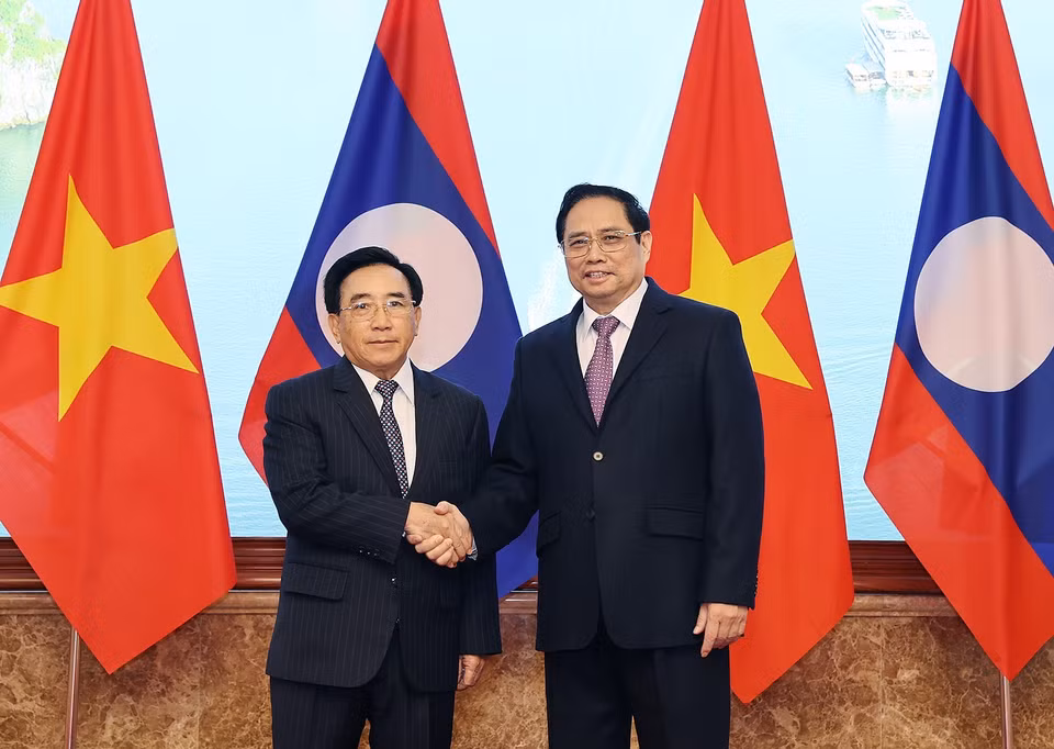 Thủ tướng Phạm Minh Chính bắt tay Thủ tướng Lào Phankham Viphavanh chụp ảnh chung. (Ảnh: Dương Giang/TTXVN)