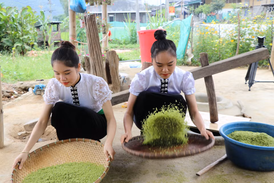 Nếu như thấy có trấu thì lại xúc ra sảy vỏ sau đó bỏ vào và tiếp tục giã. (Ảnh: Tiến Khánh/TTXVN)