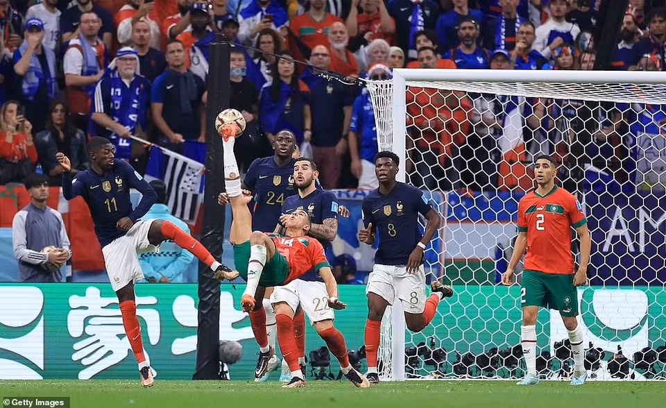...với những pha bóng 'ăn miếng trả miếng" của cầu thủ hai đội. (Nguồn: Getty Images)