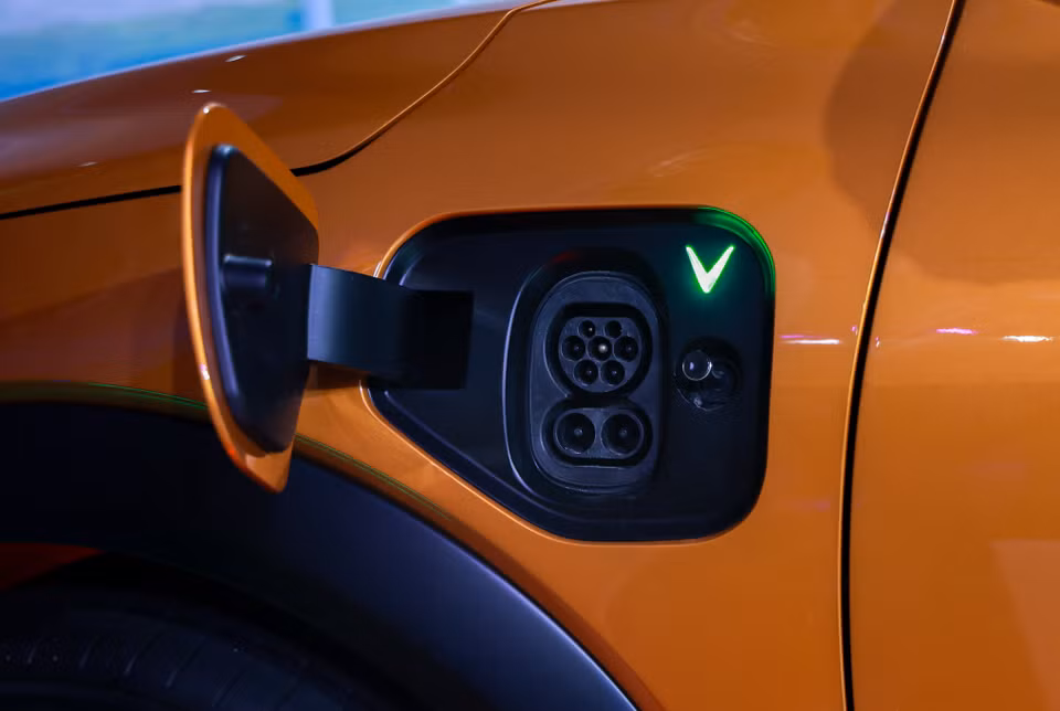 VF6 có hai phiên bản: Bản Eco có công suất tối đa 130kw cùng dung lượng pin đat 59,6kWh cho phép đi quãng đường 399km một lần sạc (chuẩn WLTP); bản Plus công suất đạt 150kW, cho phép đi quãng đường 381km. (Ảnh: Minh Hiếu/Vietnam+) 