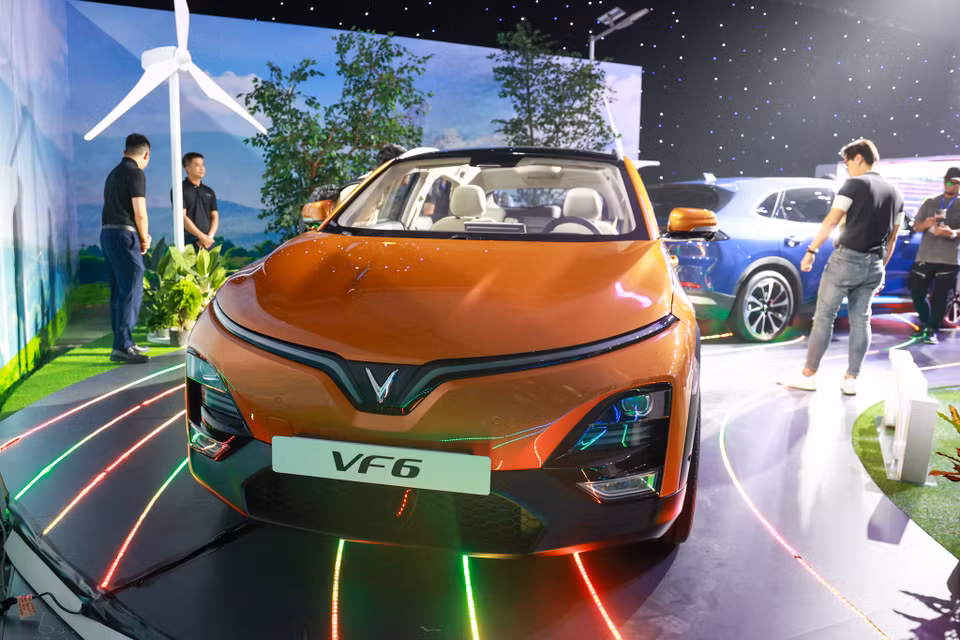 Ngoài VF3, VF6 là một trong ba mẫu xe được giới thiệu tới khách hàng Việt lần này. Mẫu SUV điện cỡ B này đã được VinFast giới thiệu tại khuôn khổ Triển lãm Điện tử Tiêu dùng - CES 2022 (Mỹ). (Ảnh: Minh Hiếu/Vietnam+)