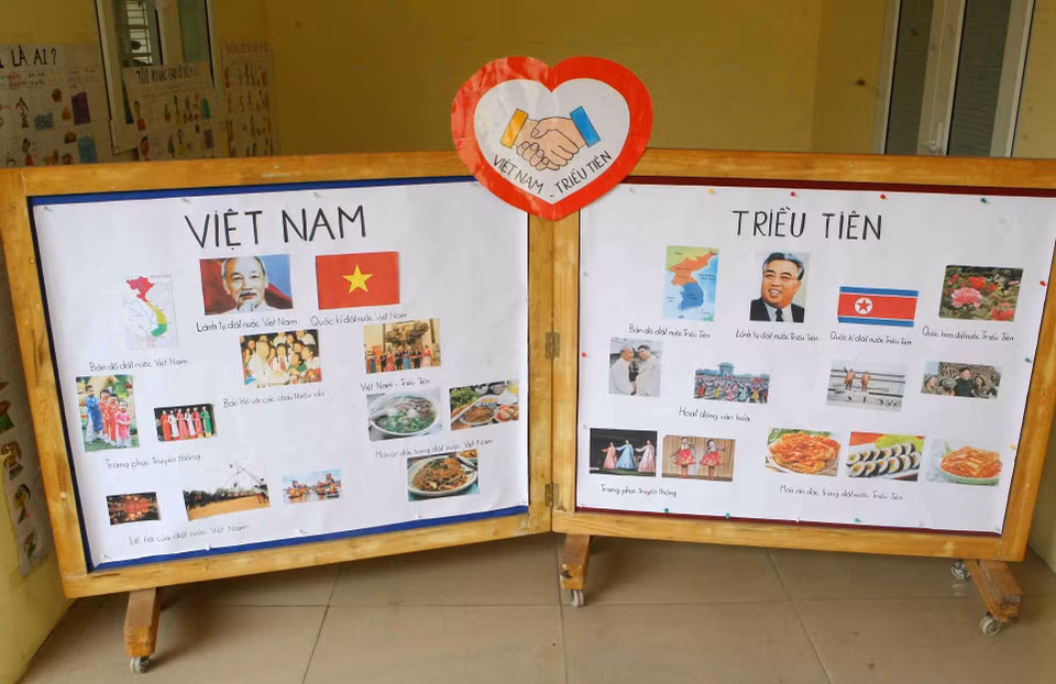  Trong các lớp học là những hình ảnh về tình hữu nghị giữa Việt Nam và Triều Tiên do chính cô và trò của trường làm nên. (Ảnh: Thanh Tùng/TTXVN)