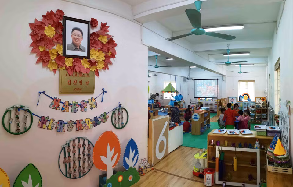 Lớp học mang tên nhà lãnh đạo Triều Tiên Kim Jong-Il. (Ảnh: Thanh Tùng/TTXVN)