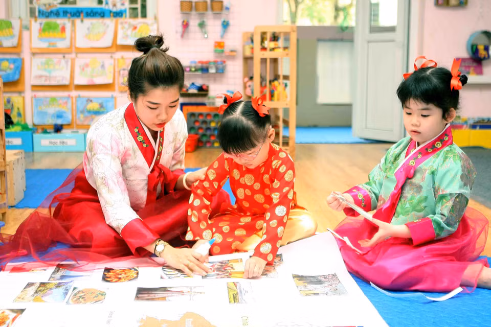 Văn hóa Triều Tiên được cô giáo lồng ghép trong bài giảng để các bé thêm hiểu, thêm yêu về đất nước Triều Tiên. (Ảnh: Thanh Tùng/TTXVN)