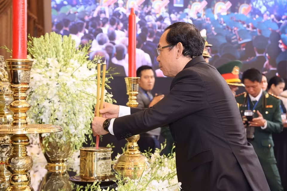 Lãnh đạo Thành phố Hồ Chí Minh viếng Tổng Bí thư Nguyễn Phú Trọng tại Hội trường Thống Nhất, ngày 25/7/2024. (Ảnh: TTXVN)