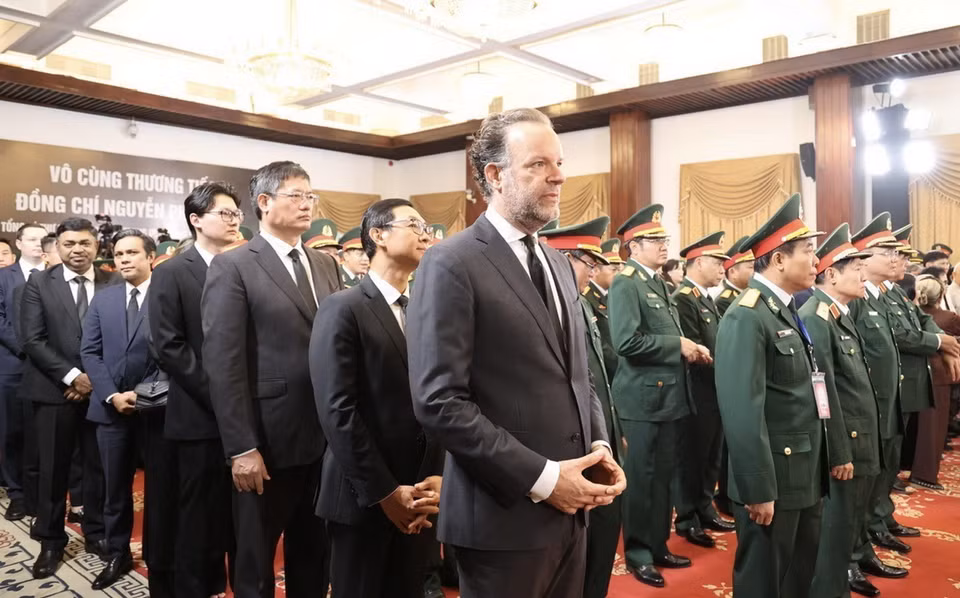Đại diện các cơ quan ngoại giao đoàn tại Thành phố Hồ Chí Minh dự lễ viếng. (Ảnh: TTXVN)