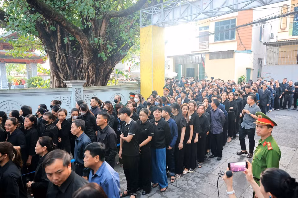 Nhân dân tập trung tại quê nhà Tổng Bí thư Nguyễn Phú Trọng - làng Lại Đà, xã Đông Hội, huyện Đông Anh, thành phố Hà Nội chuẩn bị vào viếng. (Ảnh: TTXVN)
