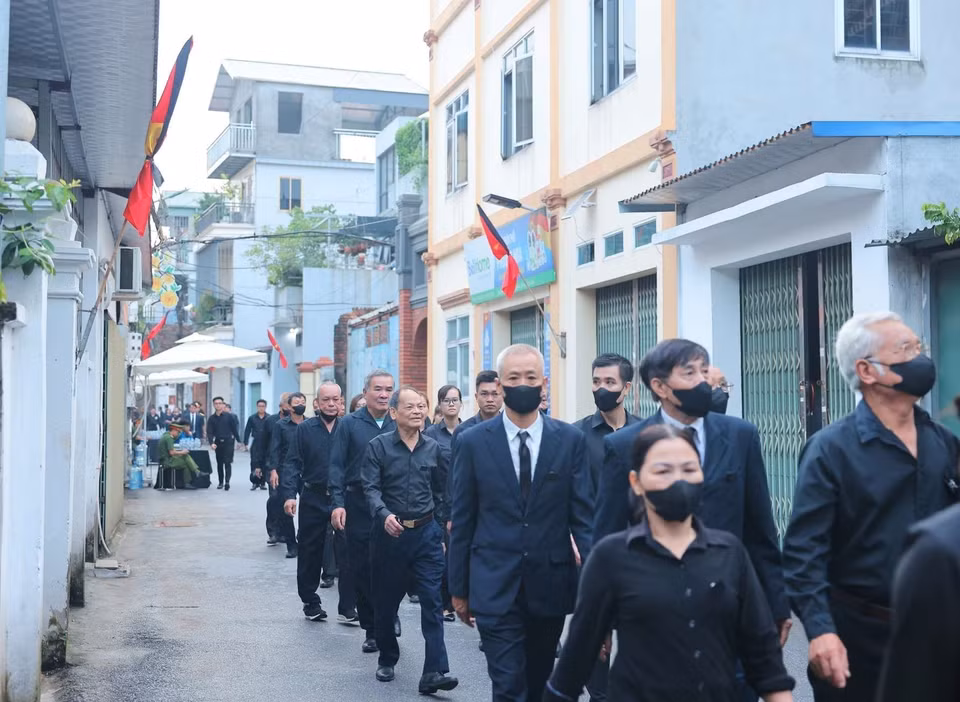 Từ hơn 5h sáng 25/7, nhân dân đến nơi viếng tại quê nhà Tổng Bí thư Nguyễn Phú Trọng - làng Lại Đà, xã Đông Hội, huyện Đông Anh, thành phố Hà Nội. (Ảnh: TTXVN)