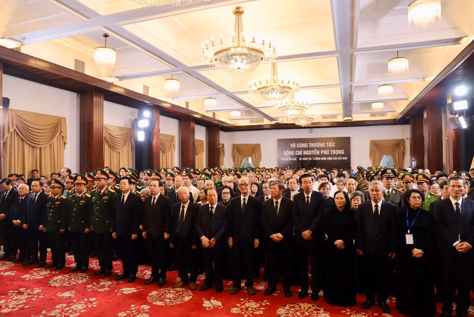 Lãnh đạo Thành phố Hồ Chí Minh viếng Tổng Bí thư Nguyễn Phú Trọng tại Hội trường Thống Nhất, ngày 25/7/2024. (Ảnh: TTXVN)