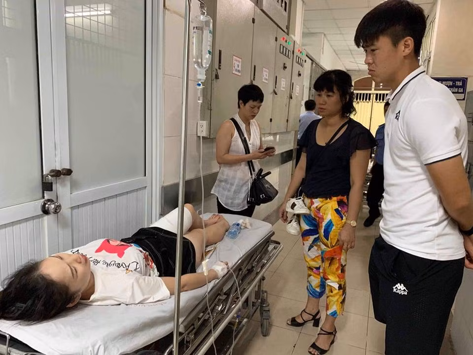 Cầu thủ Đỗ Duy Mạnh vào bệnh viện Xanh Pôn thăm hỏi và chia sẻ với nữ cổ động viên này. (Ảnh: Phạm Kiên/Vietnam+)