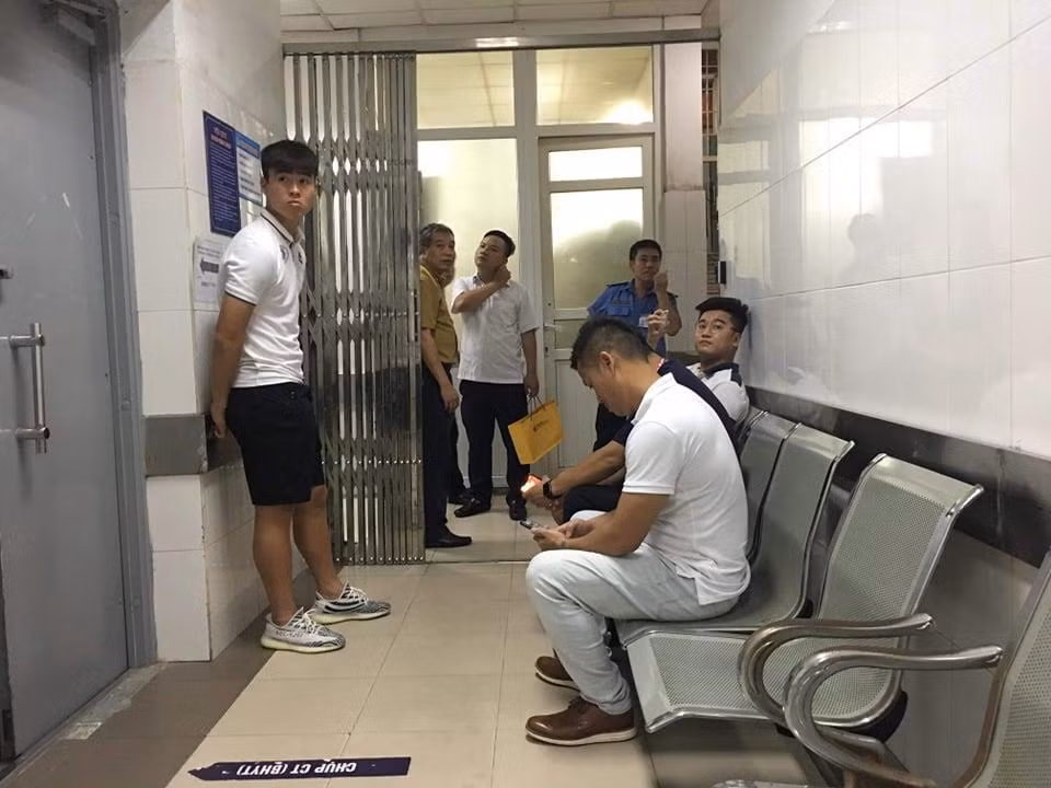 Đỗ Duy Mạnh bên ngoài hành lang của bệnh viện, nơi nữ cổ động viên Huyền Anh cấp cứu.