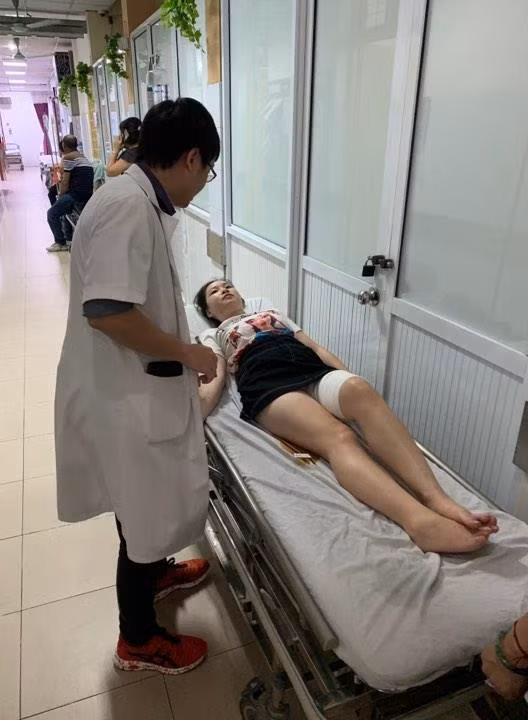 Nữ cổ động viên Huyền Anh bị trúng pháo thăng thiên ở sân Hàng Đẫy được đưa vào Bệnh viên Đa khoa Xanh Pôn và hiện đang được các bác sỹ cấp cứu. (Ảnh: Phạm Kiên/Vietnam+)