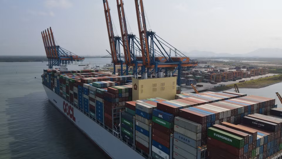 Các container hàng hóa trên siêu tàu container M/V OOCL SPAIN. (Ảnh: Huỳnh Sơn/TTXVN)