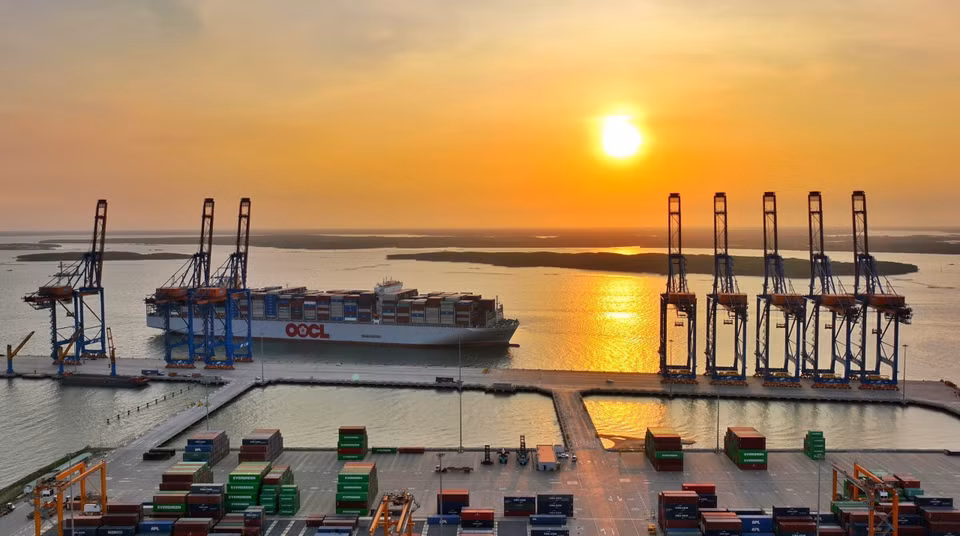 Siêu tàu container M/V OOCL SPAIN vào cảng Gemalink (cụm cảng Cái Mép-Thị Vải). (Ảnh: TTXVN phát)