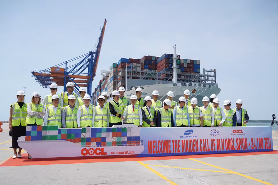 Ông Nguyễn Văn Thọ, Chủ tịch Ủy ban Nhân dân tỉnh Bà Rịa-Vũng Tàu chúc mừng thuyền trưởng siêu tàu container M/V OOCL SPAIN và tập thể lãnh đạo, công nhân viên cảng Gemalink. (Ảnh: Huỳnh Sơn/TTXVN)