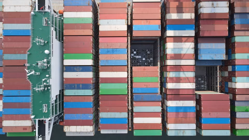Các container hàng hóa trên siêu tàu container M/V OOCL SPAIN. (Ảnh: Huỳnh Sơn/TTXVN)