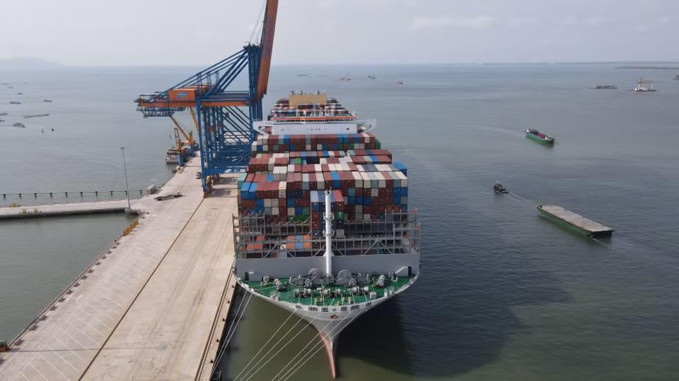 Siêu tàu container M/V OOCL SPAIN là một trong những siêu tàu lớn nhất thế giới và tàu container lớn nhất từ trước đến nay cập hệ thống cảng Việt Nam. (Ảnh: Huỳnh Sơn/TTXVN)