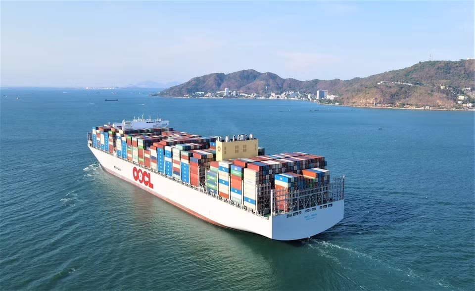 Siêu tàu container M/V OOCL SPAIN hành trình từ phao số 0 vào cảng Gemalink (cụm cảng Cái Mép-Thị Vải, thị xã Phú Mỹ, tỉnh Bà Rịa-Vũng Tàu). (Ảnh: TTXVN phát)