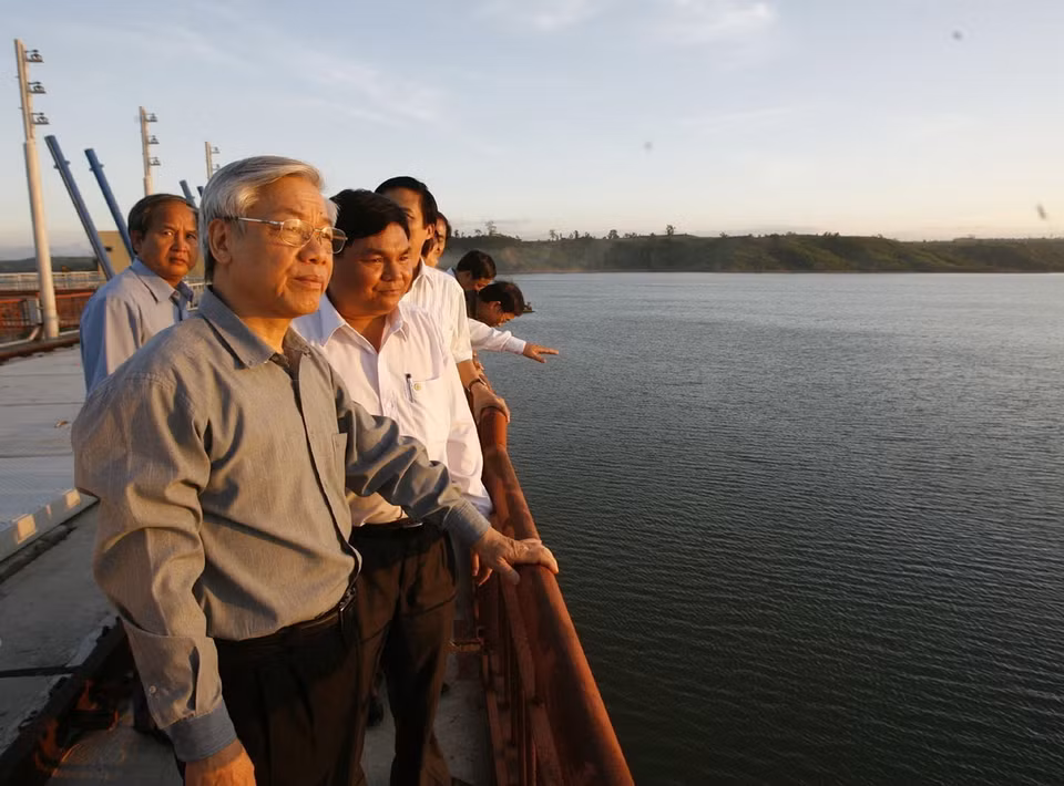 Chủ tịch Quốc hội Nguyễn Phú Trọng thăm đập tràn, Nhà máy Thủy điện sông Ba Hạ (Phú Yên, 30/1/2010). (Ảnh : Trí Dũng/TTXVN)