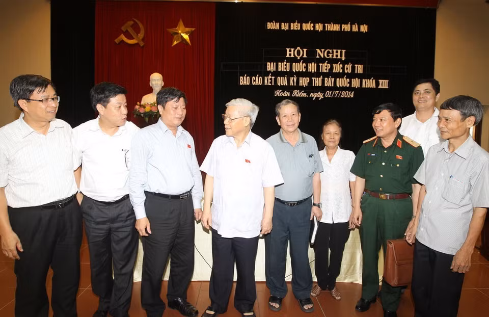 Tổng Bí thư Nguyễn Phú Trọng với cử tri quận Hoàn Kiếm (Hà Nội, 1/7/2014). (Ảnh: Trí Dũng/TTXVN)