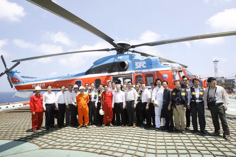 Chủ tịch Quốc hội Nguyễn Phú Trọng với cán bộ, kỹ sư, chuyên gia, công nhân tại Giàn công nghệ trung tâm số 2-Xí nghiệp liên doanh VIETSOPETRO tại tỉnh Bà Rịa-Vũng Tàu (Hà Nội, 24/4/2010). (Ảnh: Trí Dũng/ TTXVN)