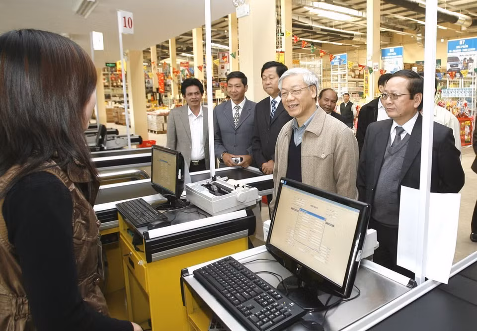 Đồng chí Nguyễn Phú Trọng, Ủy viên Bộ Chính trị, Chủ tịch Quốc hội , Phó Trưởng Tiểu ban thường trực Tiểu ban Cương lĩnh và Báo cáo Chính trị Đại hội Đảng toàn quốc lần thứ XI thăm siêu thị Thiên Niên Kỷ tại cửa khẩu quốc tế Lao Bảo, huyện Hướng Hoá (Quảng Trị, tháng 1/2010). (Ảnh: Trí Dũng/TTXVN)