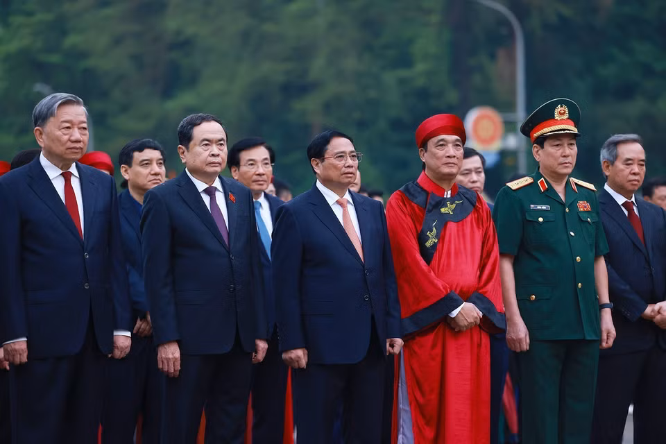 Thủ tướng Phạm Minh Chính cùng lãnh đạo Đảng, Nhà nước dâng hương Giỗ Tổ Hùng Vương trong Khu di tích lịch sử Quốc gia đặc biệt Đền Hùng. (Ảnh: Dương Giang/TTXVN)