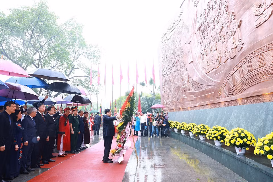 Thủ tướng Phạm Minh Chính cùng lãnh đạo Đảng, Nhà nước dâng hoa trước Bức phù điêu Bác Hồ nói chuyện với Đại đoàn 308 trong Khu Di tích Lịch sử Quốc gia Đặc biệt Đền Hùng (Ảnh: Dương Giang/TTXVN)