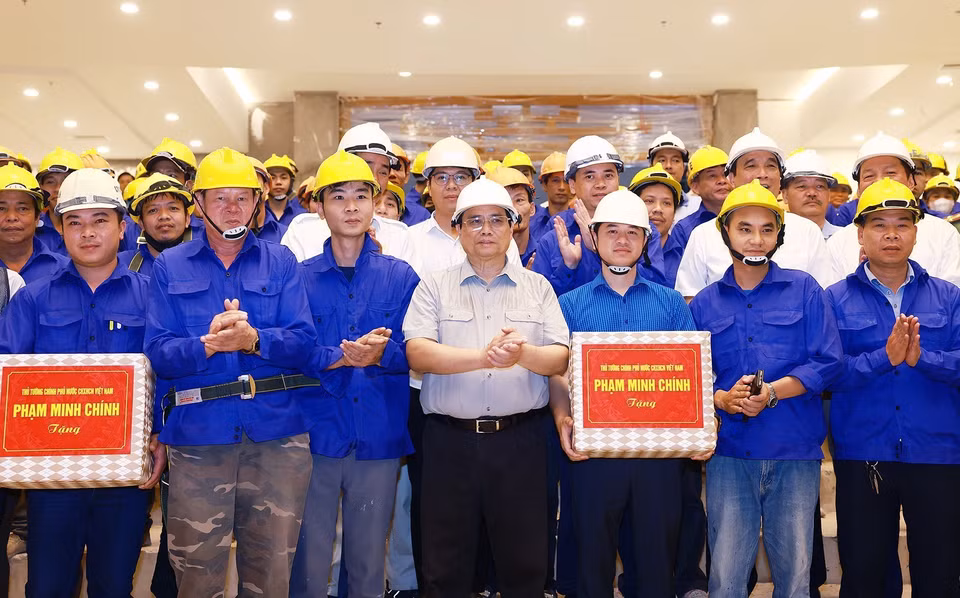 Thủ tướng Phạm Minh Chính tặng quà công nhân thi công công trình Nhà Văn hóa nghệ thuật tỉnh Phú Thọ. (Ảnh: Dương Giang/TTXVN)