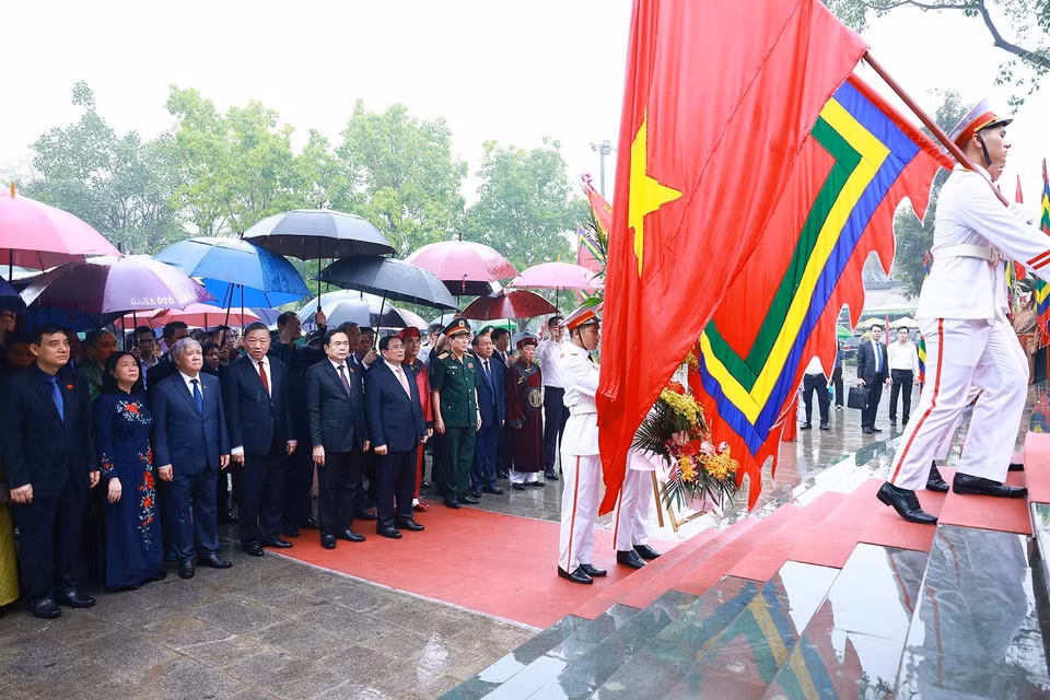 Thủ tướng Phạm Minh Chính cùng lãnh đạo Đảng, Nhà nước dâng hoa trước Bức phù điêu Bác Hồ nói chuyện với Đại đoàn 308 trong Khu Di tích Lịch sử Quốc gia Đặc biệt Đền Hùng (Ảnh: Dương Giang/TTXVN)